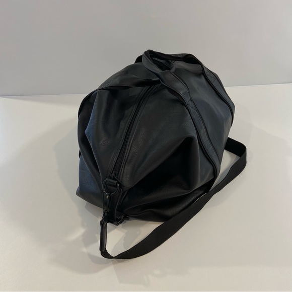 Bugatti Black Vegan Leather Unisex Duffle men Weekender Sport Travel Bag lightwe - Picture 4 of 16